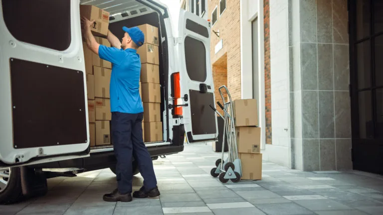Read more about the article 4 Ultimate Tips On How to Pack Efficiently for a Move